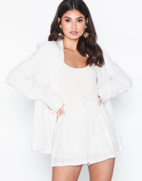 White relaxed shorts